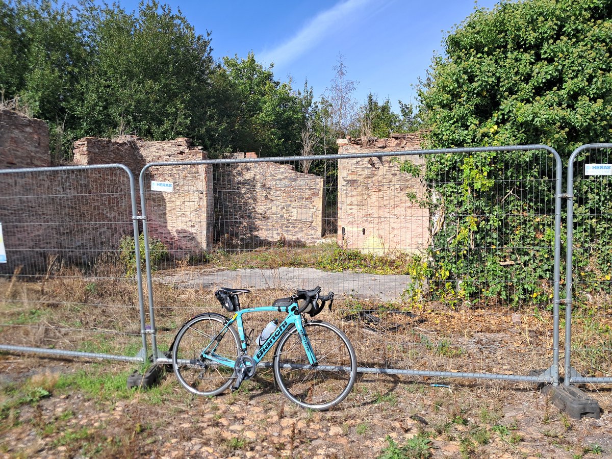 CB_cycles's tweet photo. Out on the Bianchi again this morning in the sunshine. More exploring Taunton's cycle paths, Hankridge nature reserve and stumbled upon a derelict Nerrols Farm. Also discovered Staplegrove road is closed to everyone (that includes bikes) #cycling #Bianchi #morningride https://t.co/LDAS9mFl2O