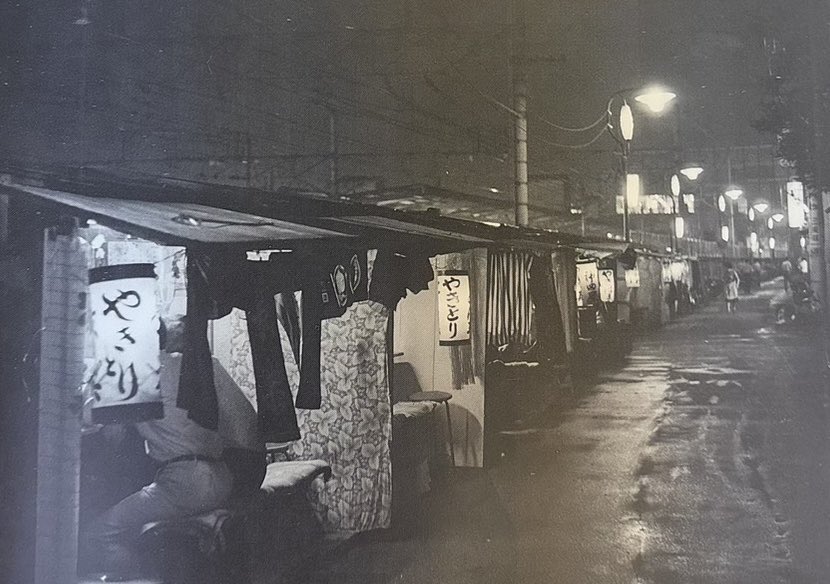 URAWA_LABO's tweet photo. 大宮駅東口、1976年(昭和51年)の風景。

今の大宮南銀に繋がるこの街並みを見ると、どこか博多・天神のような雰囲気があります。

かつて大宮市と浦和市には、今の「さいたま市」では一括りにできない、其々の街の文化がありました。

夜の街の景色にも、そんな違いが表れていたのかもしれません。 https://t.co/xPQQF6p6Hy