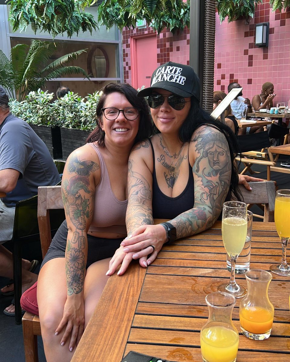 c_claudinha's tweet photo. Promise yourself the finest things in life: experiences, memories, and people. Take the trip. Spend the money. Celebrate life and each other. South Beach, you were wonderful. Happy birthday week, Lace. Cheers, Miami. See you later. https://t.co/6Y2VaDqorN