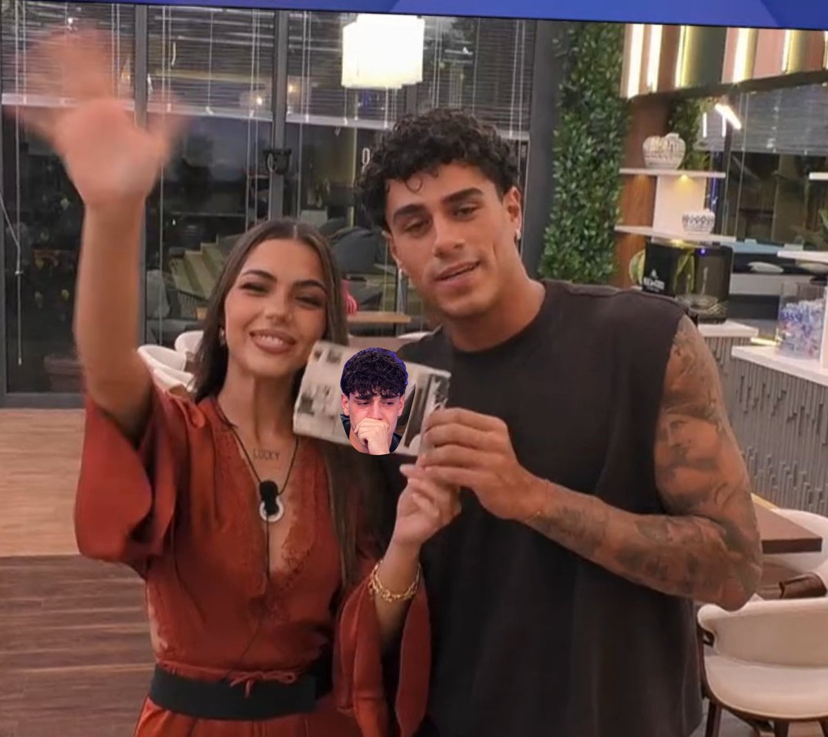 fatos29_'s tweet photo. Un saluto #gfvip https://t.co/IYCLNZFh8b