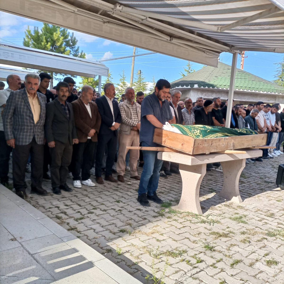 mhpgolbasi's tweet photo. Yönetim Kurulu Üyelerimiz, Topaklı Mahallemizden Merhum Miraç Yurttaş'ın cenaze merasimine katılım sağlamışlardır.
Merhuma Cenab-ı Allah’tan rahmet; ailesine, yakınlarına ve sevenlerine başsağlığı ve sabırlar dileriz. https://t.co/cXzNWjttc2