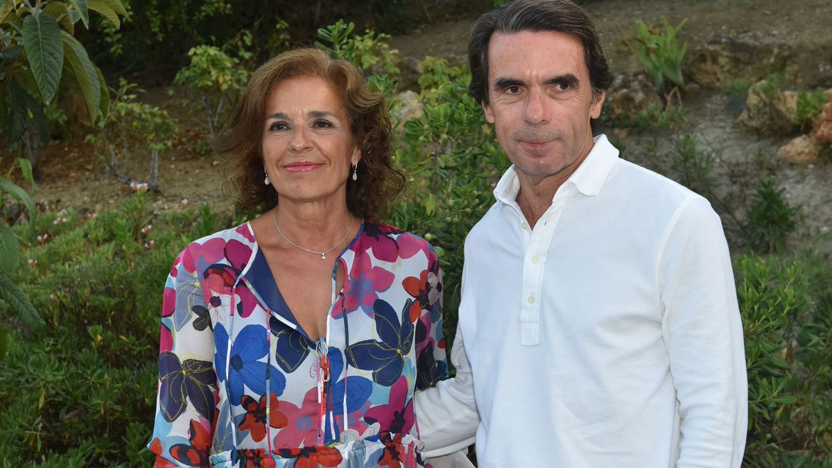 FonsiLoaiza's tweet photo. - Aznar creó Ley del Suelo para favorecer la especulación inmobiliaria

- Ana Botella vendió como alcaldesa 1.860 viviendas sociales a un fondo buitre y fue absuelta por el Supremo

- Su hijo es uno de los capos de la especulación con fondos buitre en España

La mafia del PP https://t.co/rdkHrs4Kzj