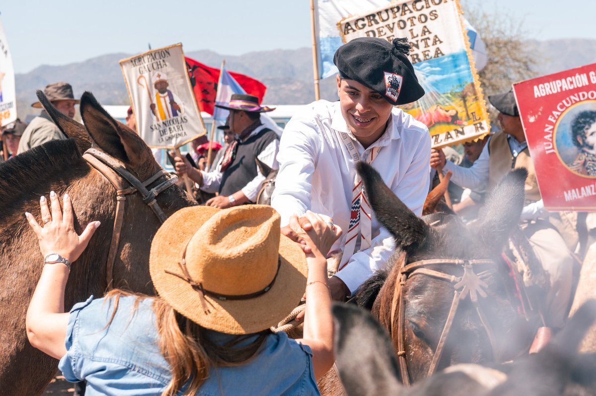 TeresitaMadera's tweet photo. Qué lindo volver a encontrarnos con nuestra historia, en la casa natal de nuestro Chacho Peñaloza, compartiendo una jornada de tradición y federalismo junto a las familias que mantienen viva, generación tras generación, esta pasión por nuestras raíces.

Junto al gobernador @QuintelaRicardo, los intendentes de Los Llanos y más de 300 gauchos, vivimos una hermosa Cabalgata Federal que nos recuerda que las banderas de nuestros caudillos siguen más presentes que nunca!