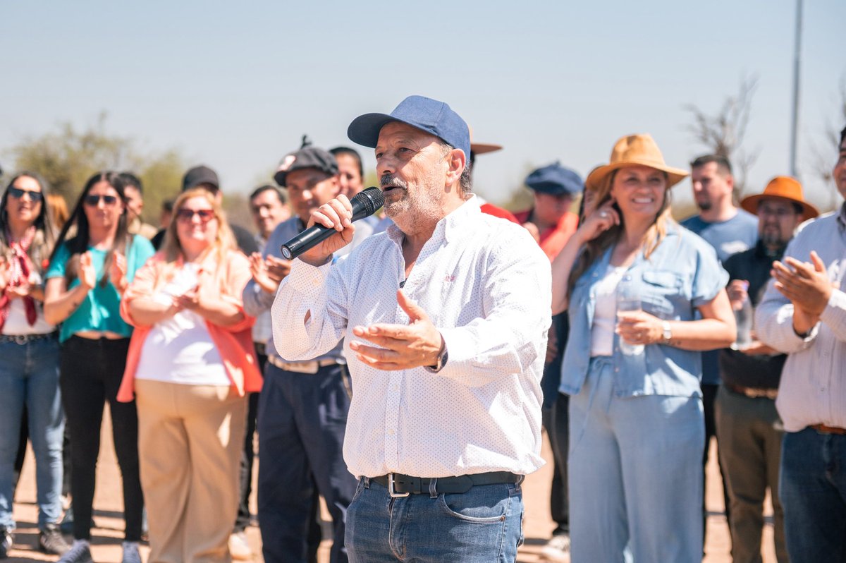TeresitaMadera's tweet photo. Qué lindo volver a encontrarnos con nuestra historia, en la casa natal de nuestro Chacho Peñaloza, compartiendo una jornada de tradición y federalismo junto a las familias que mantienen viva, generación tras generación, esta pasión por nuestras raíces.

Junto al gobernador @QuintelaRicardo, los intendentes de Los Llanos y más de 300 gauchos, vivimos una hermosa Cabalgata Federal que nos recuerda que las banderas de nuestros caudillos siguen más presentes que nunca!