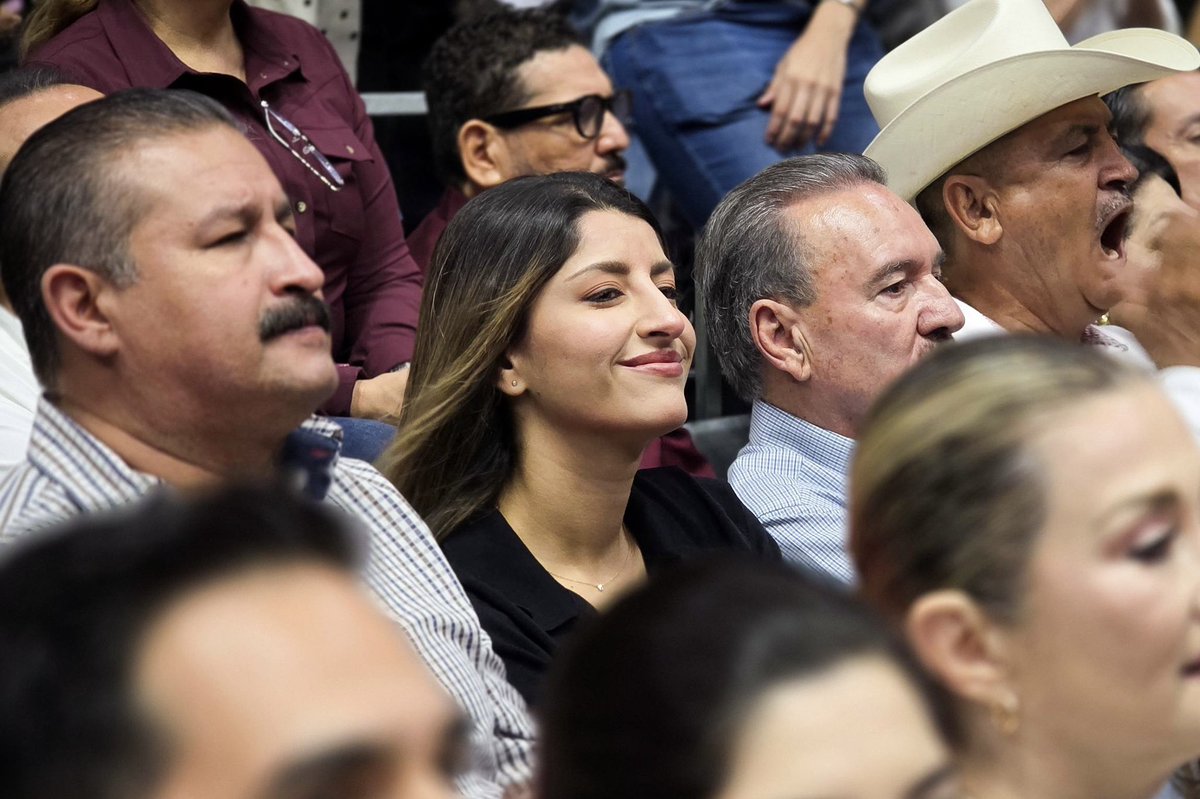 PaulinaOcanaE's tweet photo. ¡Siempre es un gusto tener a nuestra presidenta, la Dra. @Claudiashein, en Sonora! 🇲🇽

En estos dos años nos ha demostrado que se puede gobernar con honestidad, resultados y, sobre todo, con amor al pueblo y a la patria. Y en Sonora lo vemos en nuevas carreteras, hospitales, vivienda y la universalización de las becas para estudiantes de universidades públicas.

Gracias, Presidenta, por todo su respaldo y por hacer equipo con nuestro gobernador @AlfonsoDurazo para que la transformación siga llegando a las familias sonorenses.

#HonestidadYResultados