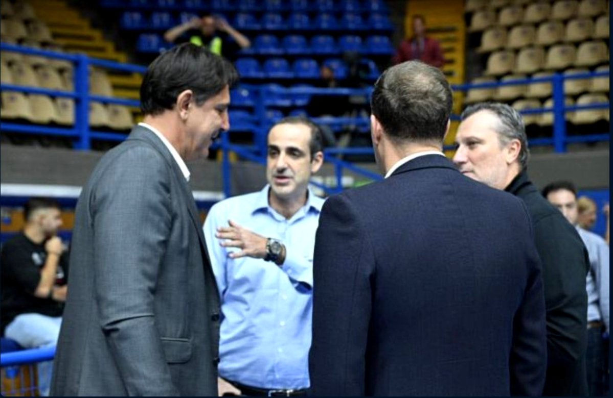 DemetreV69's tweet photo. Ο Δημητριάδης ΩΣ ΤΙ ΕΙΝΑΙ ΕΚΕΙ; Ας μας πουν αν θέλουν οι φίλοι του #osfpbc. Γιατί εγώ βλέπω έναν παράγοντα που επηρεάζει με τη δύναμη που έχει πρόσωπα και καταστάσεις. Δεν είναι απλός φίλαθλος προφανώς. Είναι εξωθεσμική πλην όμως καίρια η συμμετοχή του.
#paobc https://t.co/6bz1tWtxlL