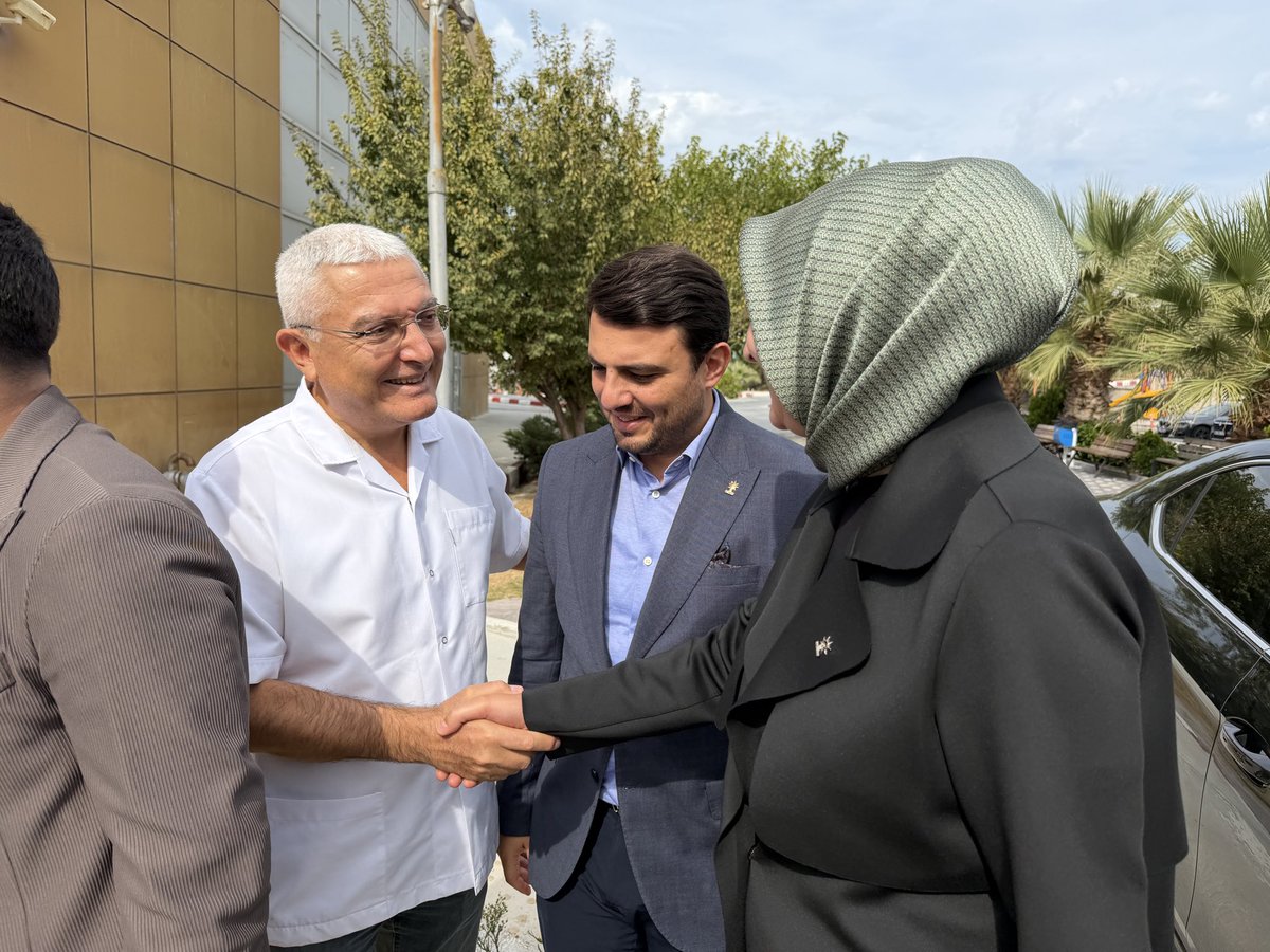 cesmeakparti's tweet photo. İlçe Başkanımz Sn.@pinarozen76 ,İlçe Koordinatörümz Sn.@EmreNasr6 ve İlçe Teşkilatımz;“Türkiye Yüzyılı Buluşmaları” kapsamnda İlçemzi ziyaret edenMKYK üyemz Sn.@avfatihselman ile berabr Çeşme Devlet Hastanemizde tedavi görmekte olan hastalarımza geçmiş olsun ziyaretnde bulunduk. https://t.co/873R6SutSR
