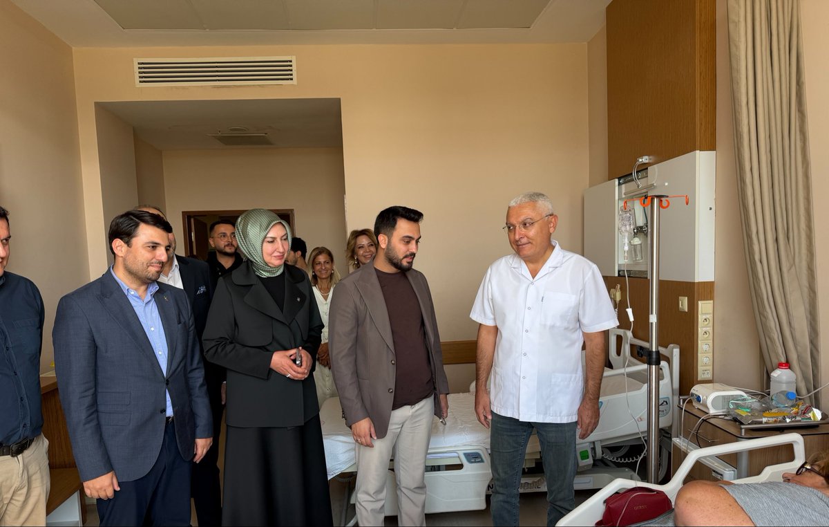 cesmeakparti's tweet photo. İlçe Başkanımz Sn.@pinarozen76 ,İlçe Koordinatörümz Sn.@EmreNasr6 ve İlçe Teşkilatımz;“Türkiye Yüzyılı Buluşmaları” kapsamnda İlçemzi ziyaret edenMKYK üyemz Sn.@avfatihselman ile berabr Çeşme Devlet Hastanemizde tedavi görmekte olan hastalarımza geçmiş olsun ziyaretnde bulunduk. https://t.co/873R6SutSR