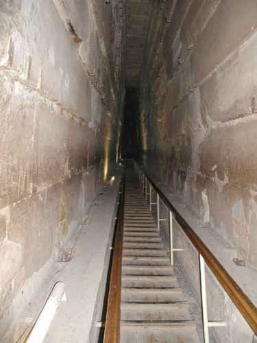 Megalithic12000's tweet photo. The interior of the Great Pyramid is bare.

No inscriptions, no paintings, nothing on any finished surface. Egyptian tombs that came later are covered in both.

Nobody has explained the difference. What was this one for? https://t.co/AKUpPZ9XJD