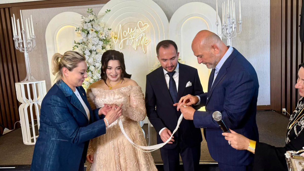 CamurMehmet123's tweet photo. KAS-DER Genel Başkanı Sayın Rahmi Sezer’in kıymeti kızı Buse ile Emin kardeşimizin evliliğe ilk adımı attıkları bu mutlu günlerine katıldık…

Önceki dönem İçişleri Bakanımız ve İstanbul Milletvekili Sayın Süleyman Soylu ve Kastamonu Milletvekili
Sayın Serap Ekmekçi’nin çiftin nişanlarını taktığı bu güzel günde kıymetli hemşerilerimizle de bir araya gelmenin mutluluğunu yaşadık…

Buse ve Emin’i tekrar tebrik ediyor, Sezer ve Orman ailelerine hayırlı olsun diyorum …

Rabbim tamamına erdirsin….

📍BAYRAMPAŞA