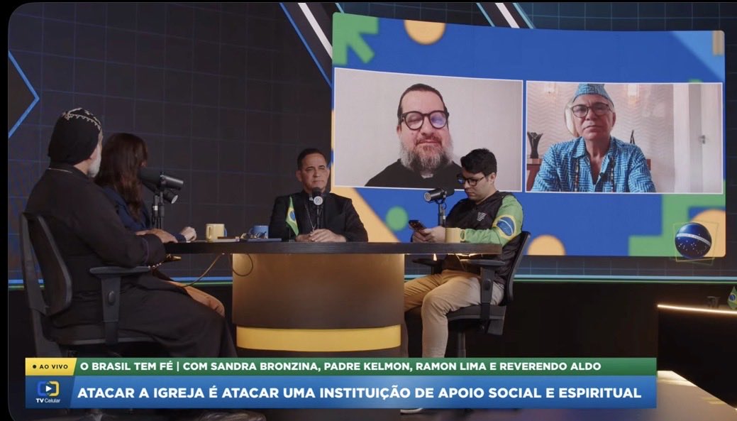 PaulaKrausche's tweet photo. Hoje fizemos um Programa Ecumênico lindo na TV Celular do Pr. @FlavioBolsonaro Tá todo mundo vendo q temos um Padre Católico, né? Padre Sala, muito obrigado por dividir a sua luz com o Brasil. https://t.co/UV7kiCCKml