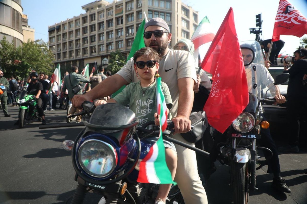 Hesamlspb's tweet photo. ساده‌ترین ابزار، بزرگ‌ترین پیام را می‌رساند.
    موتور + پرچم + عشق = جانفدا.

    #رزمایش_40هزار_موتورسوار_جانفدا https://t.co/1XPhgUAEZv