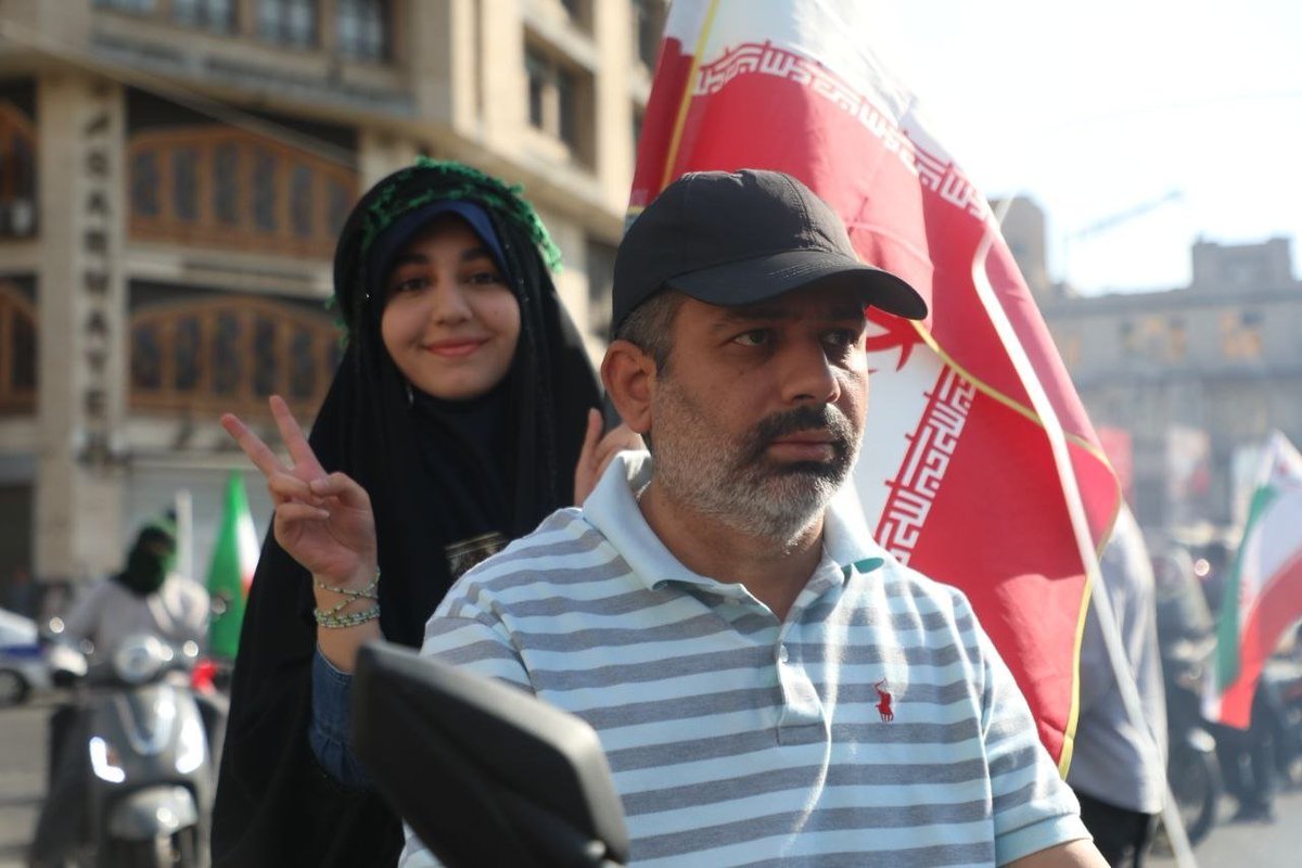 Hesamlspb's tweet photo. ساده‌ترین ابزار، بزرگ‌ترین پیام را می‌رساند.
    موتور + پرچم + عشق = جانفدا.

    #رزمایش_40هزار_موتورسوار_جانفدا https://t.co/1XPhgUAEZv