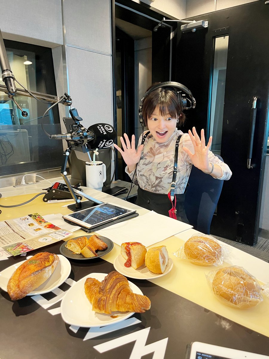 eg813jwave's tweet photo. スタジオでパンパしてる涼子さん🥐🎉

パンありすぎ😂

@kobayashi_ryoko 
#eg813 #jwave https://t.co/yw3FKeJxfX