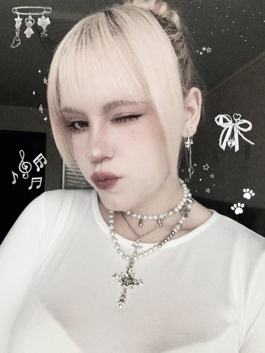 vanil1adoll's tweet photo. поч мне не идут высокие причёски, я хочу в школу с таким пучком гонять 😓 https://t.co/hXpJYCZv31