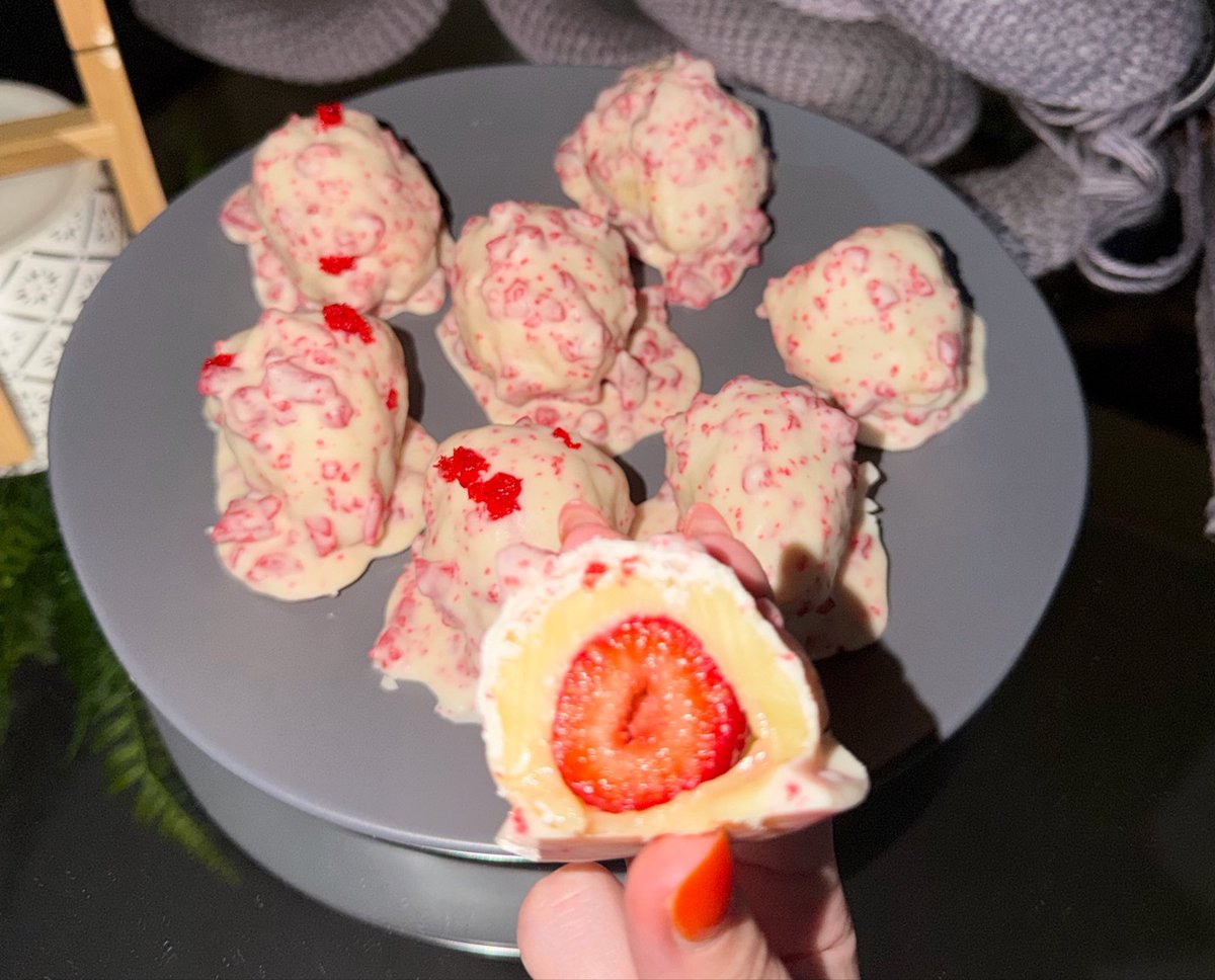 SraBridgerton_'s tweet photo. Atrasada mas para a primeira vez fazendo até que não ficou ruim 🍓💁‍♀️ https://t.co/5pMqaamfIW