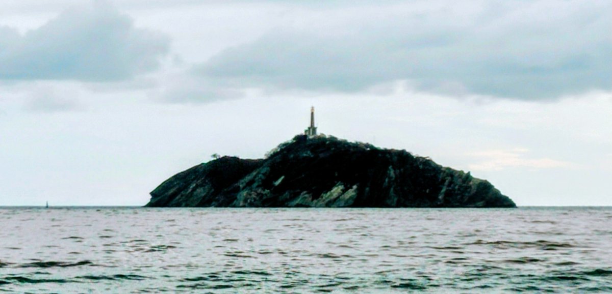 RocioAgVargas's tweet photo. En este lugar conocido como las mazmorras "El Morro de Santa Marta" en medio del mar, estuvo preso el prócer Antonio Nariño, su delito transcribir clandestinamente en 1793 del Francés al Español, la Declaración de los Derechos del Hombre. https://t.co/M1gCymX9wU