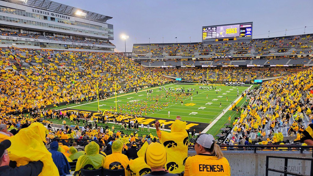 FCRecruits's tweet photo. LETS DISCUSS RECRUITING 

C/o 27, 28, 29 &amp; 30! If You Are Interested In Being Recruited By University Of Iowa ( @HawkeyeFootball ) COMMENT film, RETWEET &amp; DM us. We Are Sending Over Playmakers For Evaluation.

Coaches &amp; Parents Reach Out!

#TheHomeOfRecruiting🏭 https://t.co/cUL5tkU1wU