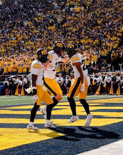 FCRecruits's tweet photo. LETS DISCUSS RECRUITING 

C/o 27, 28, 29 &amp; 30! If You Are Interested In Being Recruited By University Of Iowa ( @HawkeyeFootball ) COMMENT film, RETWEET &amp; DM us. We Are Sending Over Playmakers For Evaluation.

Coaches &amp; Parents Reach Out!

#TheHomeOfRecruiting🏭 https://t.co/cUL5tkU1wU