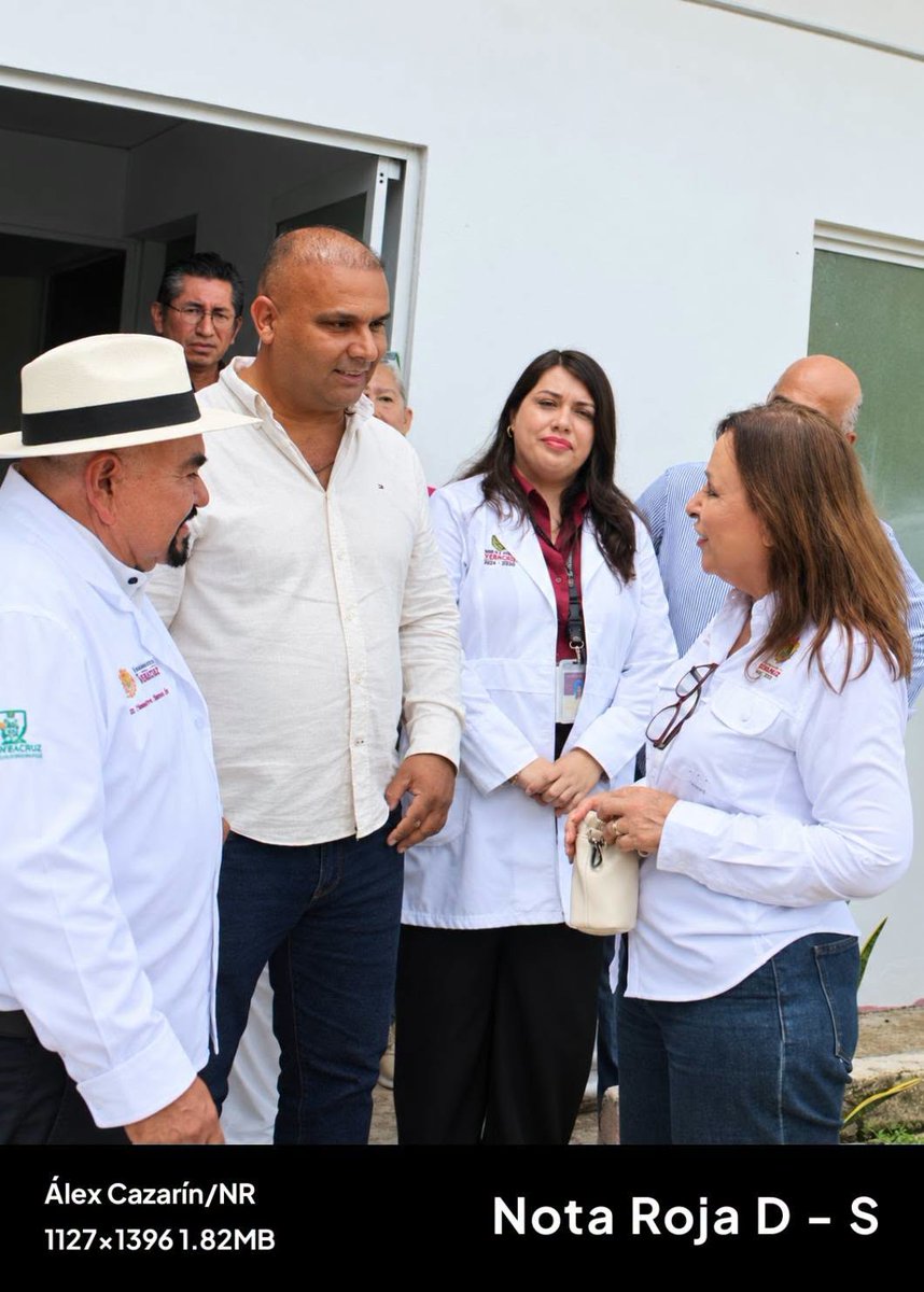 NotaRojaCazarin's tweet photo. #NotaRoja #LasChoapas
Rocío Nahle  supervisa hospital de Las Choapas y acuerda mejoras con Jesús Uribe Chucho Uribe

*Al final de su recorrido reportó un abasto de 75% de medicamentos y 100% de insumos.

Álex Cazarín
Las Choapas, Ver.- La gobernadora Rocío Nahle García llegó este sábado a Las Choapas para supervisar personalmente las condiciones del Hospital de la Comunidad “Dr. Pedro Coronel Pérez”, donde revisó el abasto de medicamentos, material de curación, infraestructura y las principales necesidades de una unidad que concentra buena parte de la atención médica de este municipio y comunidades de la región.

La mandataria recorrió las instalaciones acompañada del secretario de Gobierno, Ricardo Ahued Bardahuil, como parte de la revisión que realiza por la red hospitalaria de Veracruz para conocer directamente, y no únicamente mediante informes administrativos, las condiciones en las que opera cada unidad.

Durante la inspección, Nahle reportó que el hospital choapense registra aproximadamente 75 por ciento de abasto de medicamentos, mientras que la disponibilidad de materiales se encuentra por encima del 100 por ciento. La unidad maneja alrededor de 300 claves de medicamentos, de acuerdo con lo informado durante el recorrido.

Pero la visita no quedó únicamente en revisar anaqueles. Entre los compromisos planteados se encuentra la rehabilitación del área de casa-albergue del hospital, utilizada por familiares de pacientes, así como la intervención de distintos espacios que requieren mantenimiento y mejores condiciones para usuarios y trabajadores.

En estas acciones participará también el Ayuntamiento de Las Choapas. El alcalde Jesús Uribe Esquivel sostuvo una conversación con la gobernadora para coordinar esfuerzos entre el municipio y el Estado, entre ellos la instalación de equipos de aire acondicionado y otros apoyos para mejorar las áreas del “Pedro Coronel Pérez”.

La coordinación en materia de salud cobra especial importancia por las condiciones geográficas de Las Choapas, donde numerosas comunidades rurales se encuentran a varias horas de la cabecera municipal. En ese punto, Uribe Esquivel expuso el esquema de traslados aéreos utilizado durante emergencias médicas para reducir recorridos que por carretera pueden superar las tres horas.

El Ayuntamiento ya ha utilizado este mecanismo para movilizar pacientes desde la zona rural hasta la cabecera municipal. El pasado 31 de agosto, por ejemplo, un paciente lesionado tras caer de un caballo en el ejido Vicente Guerrero fue trasladado vía aérea y posteriormente recibido por Protección Civil para su ingreso al Hospital “Dr. Pedro Coronel Pérez”.

Con este sistema, un traslado que por tierra puede representar varias horas puede reducirse a alrededor de 30 minutos en determinados puntos de la extensa zona rural, un margen que resulta particularmente importante cuando se trata de traumatismos, complicaciones obstétricas, accidentes o cualquier emergencia en la que el tiempo de respuesta resulta determinante.

La reunión entre Nahle y Uribe dejó sobre la mesa mantener esta coordinación entre el Gobierno del Estado y el Ayuntamiento para fortalecer tanto las condiciones físicas del hospital como la capacidad de respuesta ante emergencias en las comunidades más alejadas.

La visita a Las Choapas forma parte del recorrido que la gobernadora realiza durante septiembre por hospitales incorporados al IMSS-Bienestar, luego de reconocer que los niveles de abasto y las necesidades de infraestructura son distintos en cada unidad médica del estado.

Para el “Pedro Coronel Pérez”, la supervisión dejó compromisos concretos: rehabilitación de espacios, atención al área de albergue, mejoras en climatización y coordinación institucional para que el hospital pueda responder no solamente a la población urbana de Las Choapas, sino también a las miles de familias dispersas en una de las zonas rurales territorialmente más complejas del sur de Veracruz.