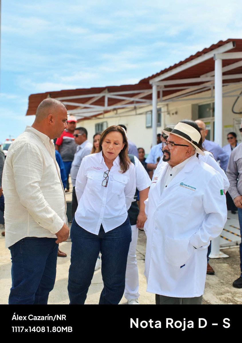 NotaRojaCazarin's tweet photo. #NotaRoja #LasChoapas
Rocío Nahle  supervisa hospital de Las Choapas y acuerda mejoras con Jesús Uribe Chucho Uribe

*Al final de su recorrido reportó un abasto de 75% de medicamentos y 100% de insumos.

Álex Cazarín
Las Choapas, Ver.- La gobernadora Rocío Nahle García llegó este sábado a Las Choapas para supervisar personalmente las condiciones del Hospital de la Comunidad “Dr. Pedro Coronel Pérez”, donde revisó el abasto de medicamentos, material de curación, infraestructura y las principales necesidades de una unidad que concentra buena parte de la atención médica de este municipio y comunidades de la región.

La mandataria recorrió las instalaciones acompañada del secretario de Gobierno, Ricardo Ahued Bardahuil, como parte de la revisión que realiza por la red hospitalaria de Veracruz para conocer directamente, y no únicamente mediante informes administrativos, las condiciones en las que opera cada unidad.

Durante la inspección, Nahle reportó que el hospital choapense registra aproximadamente 75 por ciento de abasto de medicamentos, mientras que la disponibilidad de materiales se encuentra por encima del 100 por ciento. La unidad maneja alrededor de 300 claves de medicamentos, de acuerdo con lo informado durante el recorrido.

Pero la visita no quedó únicamente en revisar anaqueles. Entre los compromisos planteados se encuentra la rehabilitación del área de casa-albergue del hospital, utilizada por familiares de pacientes, así como la intervención de distintos espacios que requieren mantenimiento y mejores condiciones para usuarios y trabajadores.

En estas acciones participará también el Ayuntamiento de Las Choapas. El alcalde Jesús Uribe Esquivel sostuvo una conversación con la gobernadora para coordinar esfuerzos entre el municipio y el Estado, entre ellos la instalación de equipos de aire acondicionado y otros apoyos para mejorar las áreas del “Pedro Coronel Pérez”.

La coordinación en materia de salud cobra especial importancia por las condiciones geográficas de Las Choapas, donde numerosas comunidades rurales se encuentran a varias horas de la cabecera municipal. En ese punto, Uribe Esquivel expuso el esquema de traslados aéreos utilizado durante emergencias médicas para reducir recorridos que por carretera pueden superar las tres horas.

El Ayuntamiento ya ha utilizado este mecanismo para movilizar pacientes desde la zona rural hasta la cabecera municipal. El pasado 31 de agosto, por ejemplo, un paciente lesionado tras caer de un caballo en el ejido Vicente Guerrero fue trasladado vía aérea y posteriormente recibido por Protección Civil para su ingreso al Hospital “Dr. Pedro Coronel Pérez”.

Con este sistema, un traslado que por tierra puede representar varias horas puede reducirse a alrededor de 30 minutos en determinados puntos de la extensa zona rural, un margen que resulta particularmente importante cuando se trata de traumatismos, complicaciones obstétricas, accidentes o cualquier emergencia en la que el tiempo de respuesta resulta determinante.

La reunión entre Nahle y Uribe dejó sobre la mesa mantener esta coordinación entre el Gobierno del Estado y el Ayuntamiento para fortalecer tanto las condiciones físicas del hospital como la capacidad de respuesta ante emergencias en las comunidades más alejadas.

La visita a Las Choapas forma parte del recorrido que la gobernadora realiza durante septiembre por hospitales incorporados al IMSS-Bienestar, luego de reconocer que los niveles de abasto y las necesidades de infraestructura son distintos en cada unidad médica del estado.

Para el “Pedro Coronel Pérez”, la supervisión dejó compromisos concretos: rehabilitación de espacios, atención al área de albergue, mejoras en climatización y coordinación institucional para que el hospital pueda responder no solamente a la población urbana de Las Choapas, sino también a las miles de familias dispersas en una de las zonas rurales territorialmente más complejas del sur de Veracruz.