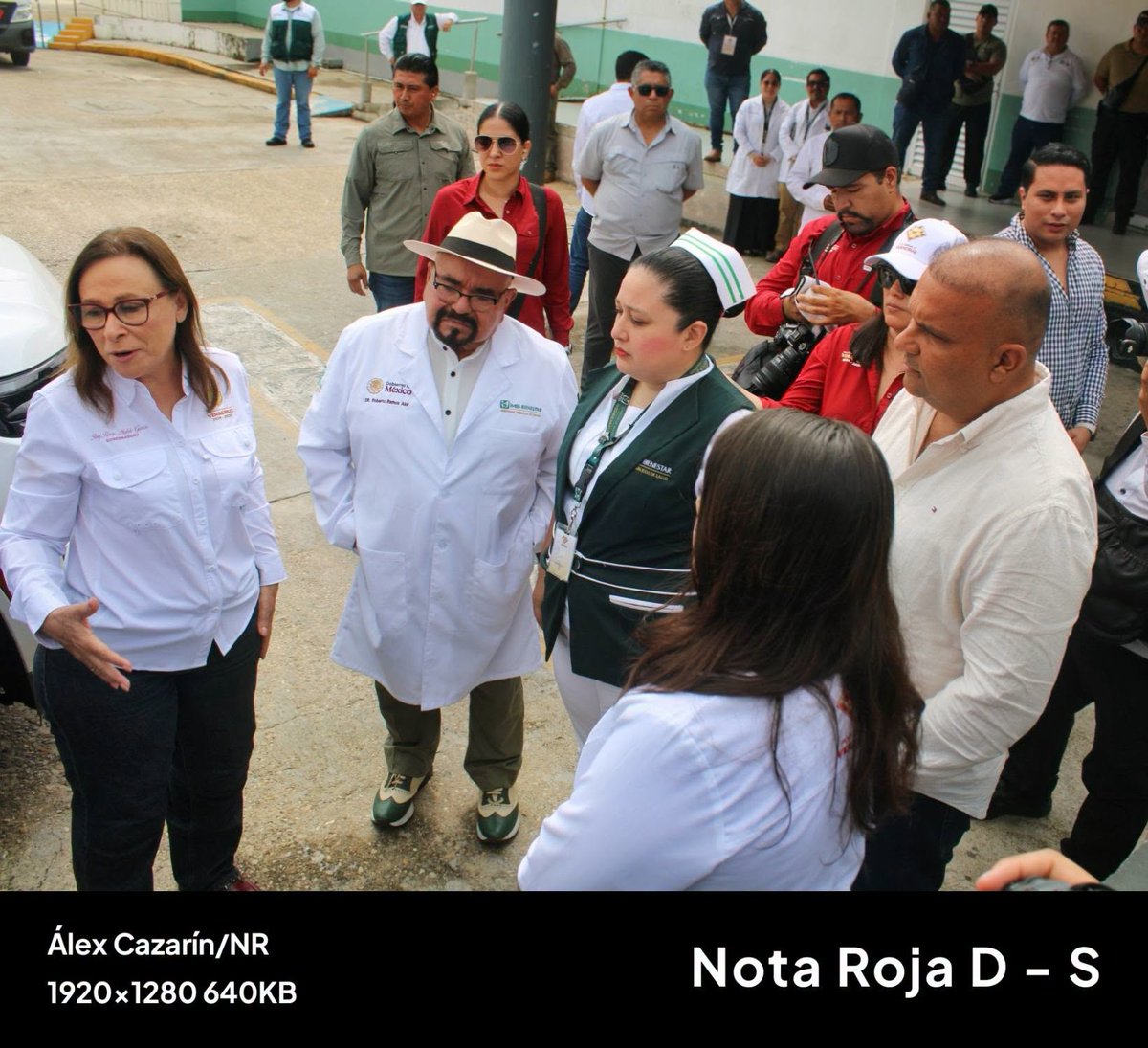NotaRojaCazarin's tweet photo. #NotaRoja #LasChoapas
Rocío Nahle  supervisa hospital de Las Choapas y acuerda mejoras con Jesús Uribe Chucho Uribe

*Al final de su recorrido reportó un abasto de 75% de medicamentos y 100% de insumos.

Álex Cazarín
Las Choapas, Ver.- La gobernadora Rocío Nahle García llegó este sábado a Las Choapas para supervisar personalmente las condiciones del Hospital de la Comunidad “Dr. Pedro Coronel Pérez”, donde revisó el abasto de medicamentos, material de curación, infraestructura y las principales necesidades de una unidad que concentra buena parte de la atención médica de este municipio y comunidades de la región.

La mandataria recorrió las instalaciones acompañada del secretario de Gobierno, Ricardo Ahued Bardahuil, como parte de la revisión que realiza por la red hospitalaria de Veracruz para conocer directamente, y no únicamente mediante informes administrativos, las condiciones en las que opera cada unidad.

Durante la inspección, Nahle reportó que el hospital choapense registra aproximadamente 75 por ciento de abasto de medicamentos, mientras que la disponibilidad de materiales se encuentra por encima del 100 por ciento. La unidad maneja alrededor de 300 claves de medicamentos, de acuerdo con lo informado durante el recorrido.

Pero la visita no quedó únicamente en revisar anaqueles. Entre los compromisos planteados se encuentra la rehabilitación del área de casa-albergue del hospital, utilizada por familiares de pacientes, así como la intervención de distintos espacios que requieren mantenimiento y mejores condiciones para usuarios y trabajadores.

En estas acciones participará también el Ayuntamiento de Las Choapas. El alcalde Jesús Uribe Esquivel sostuvo una conversación con la gobernadora para coordinar esfuerzos entre el municipio y el Estado, entre ellos la instalación de equipos de aire acondicionado y otros apoyos para mejorar las áreas del “Pedro Coronel Pérez”.

La coordinación en materia de salud cobra especial importancia por las condiciones geográficas de Las Choapas, donde numerosas comunidades rurales se encuentran a varias horas de la cabecera municipal. En ese punto, Uribe Esquivel expuso el esquema de traslados aéreos utilizado durante emergencias médicas para reducir recorridos que por carretera pueden superar las tres horas.

El Ayuntamiento ya ha utilizado este mecanismo para movilizar pacientes desde la zona rural hasta la cabecera municipal. El pasado 31 de agosto, por ejemplo, un paciente lesionado tras caer de un caballo en el ejido Vicente Guerrero fue trasladado vía aérea y posteriormente recibido por Protección Civil para su ingreso al Hospital “Dr. Pedro Coronel Pérez”.

Con este sistema, un traslado que por tierra puede representar varias horas puede reducirse a alrededor de 30 minutos en determinados puntos de la extensa zona rural, un margen que resulta particularmente importante cuando se trata de traumatismos, complicaciones obstétricas, accidentes o cualquier emergencia en la que el tiempo de respuesta resulta determinante.

La reunión entre Nahle y Uribe dejó sobre la mesa mantener esta coordinación entre el Gobierno del Estado y el Ayuntamiento para fortalecer tanto las condiciones físicas del hospital como la capacidad de respuesta ante emergencias en las comunidades más alejadas.

La visita a Las Choapas forma parte del recorrido que la gobernadora realiza durante septiembre por hospitales incorporados al IMSS-Bienestar, luego de reconocer que los niveles de abasto y las necesidades de infraestructura son distintos en cada unidad médica del estado.

Para el “Pedro Coronel Pérez”, la supervisión dejó compromisos concretos: rehabilitación de espacios, atención al área de albergue, mejoras en climatización y coordinación institucional para que el hospital pueda responder no solamente a la población urbana de Las Choapas, sino también a las miles de familias dispersas en una de las zonas rurales territorialmente más complejas del sur de Veracruz.