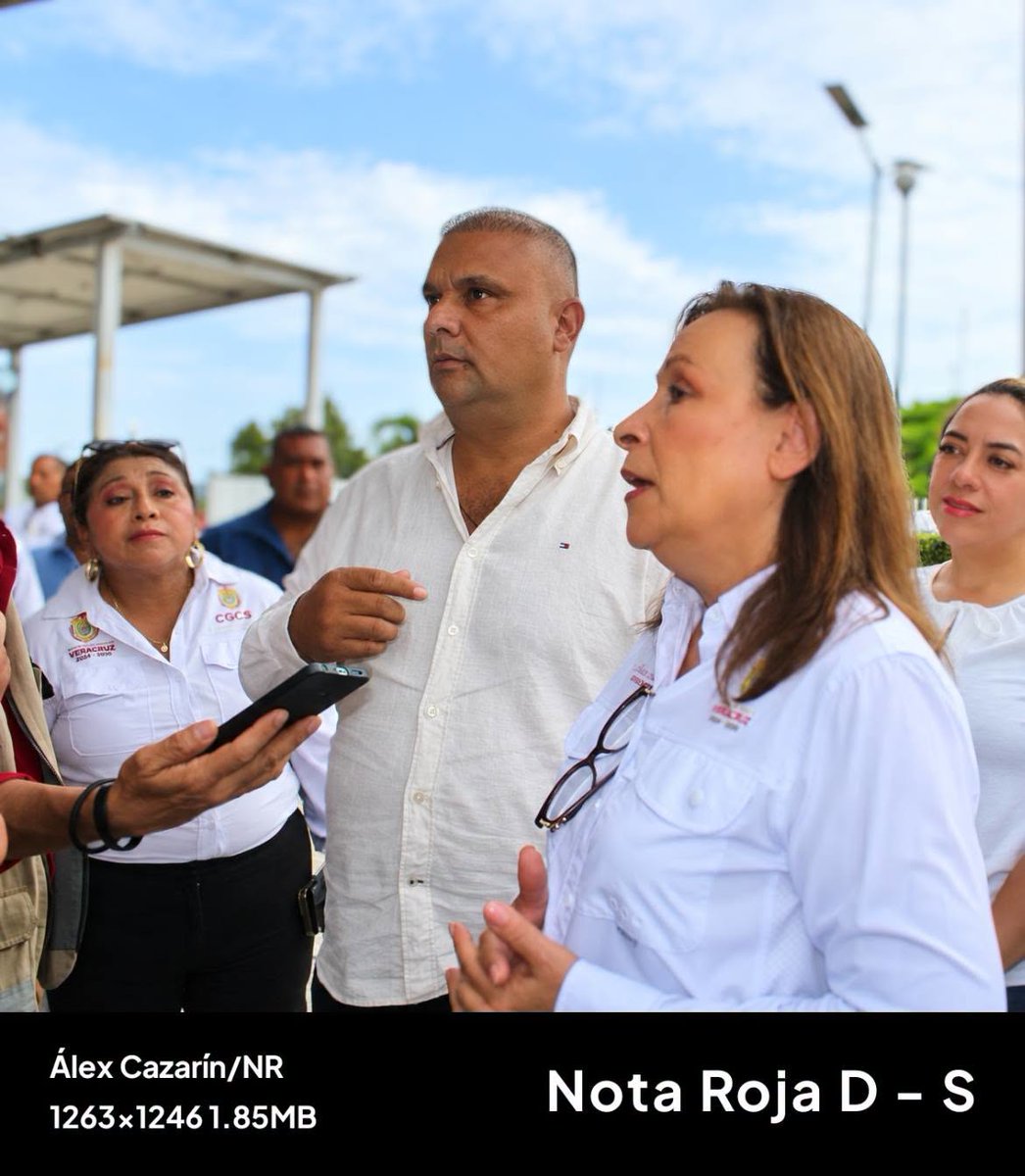 NotaRojaCazarin's tweet photo. #NotaRoja #LasChoapas
Rocío Nahle  supervisa hospital de Las Choapas y acuerda mejoras con Jesús Uribe Chucho Uribe

*Al final de su recorrido reportó un abasto de 75% de medicamentos y 100% de insumos.

Álex Cazarín
Las Choapas, Ver.- La gobernadora Rocío Nahle García llegó este sábado a Las Choapas para supervisar personalmente las condiciones del Hospital de la Comunidad “Dr. Pedro Coronel Pérez”, donde revisó el abasto de medicamentos, material de curación, infraestructura y las principales necesidades de una unidad que concentra buena parte de la atención médica de este municipio y comunidades de la región.

La mandataria recorrió las instalaciones acompañada del secretario de Gobierno, Ricardo Ahued Bardahuil, como parte de la revisión que realiza por la red hospitalaria de Veracruz para conocer directamente, y no únicamente mediante informes administrativos, las condiciones en las que opera cada unidad.

Durante la inspección, Nahle reportó que el hospital choapense registra aproximadamente 75 por ciento de abasto de medicamentos, mientras que la disponibilidad de materiales se encuentra por encima del 100 por ciento. La unidad maneja alrededor de 300 claves de medicamentos, de acuerdo con lo informado durante el recorrido.

Pero la visita no quedó únicamente en revisar anaqueles. Entre los compromisos planteados se encuentra la rehabilitación del área de casa-albergue del hospital, utilizada por familiares de pacientes, así como la intervención de distintos espacios que requieren mantenimiento y mejores condiciones para usuarios y trabajadores.

En estas acciones participará también el Ayuntamiento de Las Choapas. El alcalde Jesús Uribe Esquivel sostuvo una conversación con la gobernadora para coordinar esfuerzos entre el municipio y el Estado, entre ellos la instalación de equipos de aire acondicionado y otros apoyos para mejorar las áreas del “Pedro Coronel Pérez”.

La coordinación en materia de salud cobra especial importancia por las condiciones geográficas de Las Choapas, donde numerosas comunidades rurales se encuentran a varias horas de la cabecera municipal. En ese punto, Uribe Esquivel expuso el esquema de traslados aéreos utilizado durante emergencias médicas para reducir recorridos que por carretera pueden superar las tres horas.

El Ayuntamiento ya ha utilizado este mecanismo para movilizar pacientes desde la zona rural hasta la cabecera municipal. El pasado 31 de agosto, por ejemplo, un paciente lesionado tras caer de un caballo en el ejido Vicente Guerrero fue trasladado vía aérea y posteriormente recibido por Protección Civil para su ingreso al Hospital “Dr. Pedro Coronel Pérez”.

Con este sistema, un traslado que por tierra puede representar varias horas puede reducirse a alrededor de 30 minutos en determinados puntos de la extensa zona rural, un margen que resulta particularmente importante cuando se trata de traumatismos, complicaciones obstétricas, accidentes o cualquier emergencia en la que el tiempo de respuesta resulta determinante.

La reunión entre Nahle y Uribe dejó sobre la mesa mantener esta coordinación entre el Gobierno del Estado y el Ayuntamiento para fortalecer tanto las condiciones físicas del hospital como la capacidad de respuesta ante emergencias en las comunidades más alejadas.

La visita a Las Choapas forma parte del recorrido que la gobernadora realiza durante septiembre por hospitales incorporados al IMSS-Bienestar, luego de reconocer que los niveles de abasto y las necesidades de infraestructura son distintos en cada unidad médica del estado.

Para el “Pedro Coronel Pérez”, la supervisión dejó compromisos concretos: rehabilitación de espacios, atención al área de albergue, mejoras en climatización y coordinación institucional para que el hospital pueda responder no solamente a la población urbana de Las Choapas, sino también a las miles de familias dispersas en una de las zonas rurales territorialmente más complejas del sur de Veracruz.