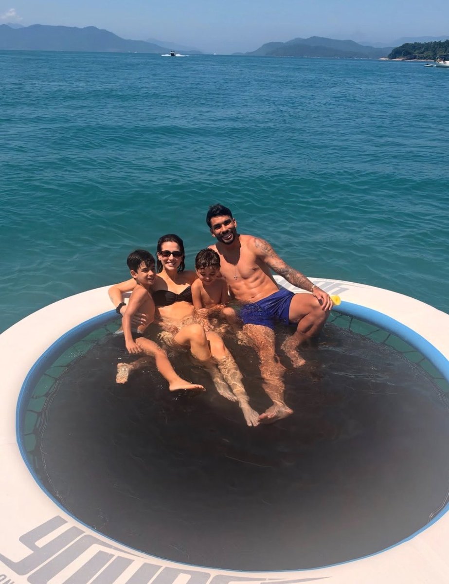 Flafocalizando's tweet photo. Flamosos: Paquetá, Duda e a flakids aproveitaram o dia de sol no Rio para curtir o mar ❤️🖤

📸 ig: lucaspaqueta | dudafournier https://t.co/RSTuCwUZ3W