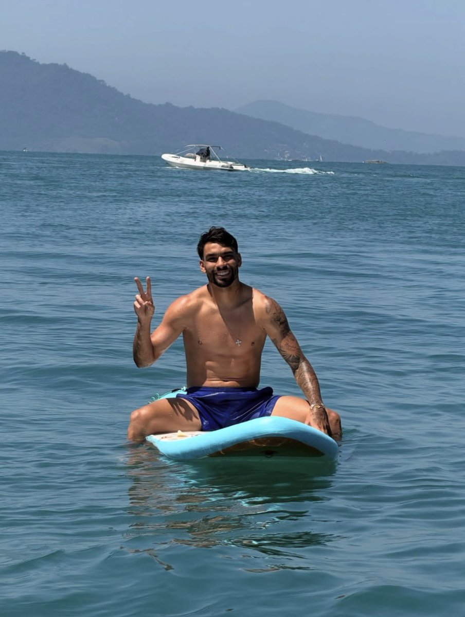 Flafocalizando's tweet photo. Flamosos: Paquetá, Duda e a flakids aproveitaram o dia de sol no Rio para curtir o mar ❤️🖤

📸 ig: lucaspaqueta | dudafournier https://t.co/RSTuCwUZ3W
