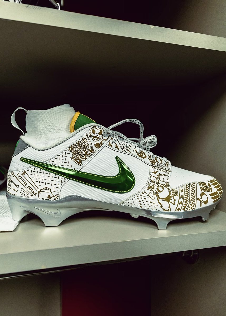 nicekicks's tweet photo. The Oregon Ducks revealed new laser Nike Vapor Edge Dunk cleats 🔥😮‍💨

🎥: @WTDProducktions https://t.co/9c5YnEBrJA