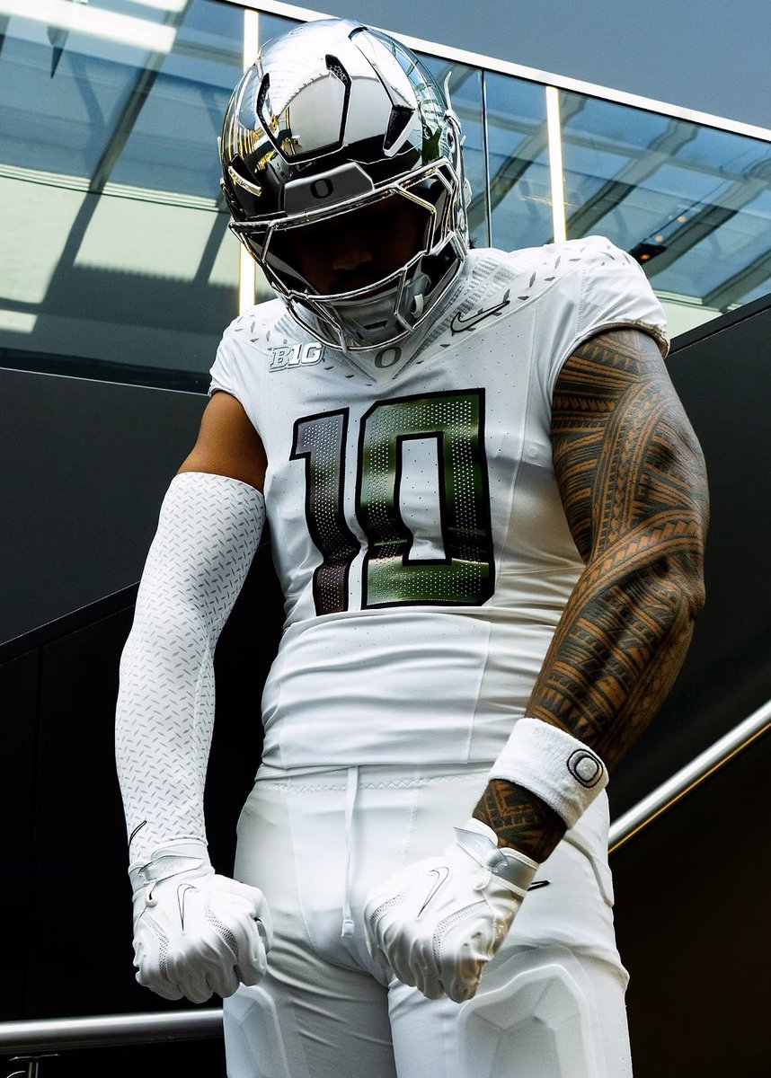 nicekicks's tweet photo. The Oregon Ducks revealed new laser Nike Vapor Edge Dunk cleats 🔥😮‍💨

🎥: @WTDProducktions https://t.co/9c5YnEBrJA