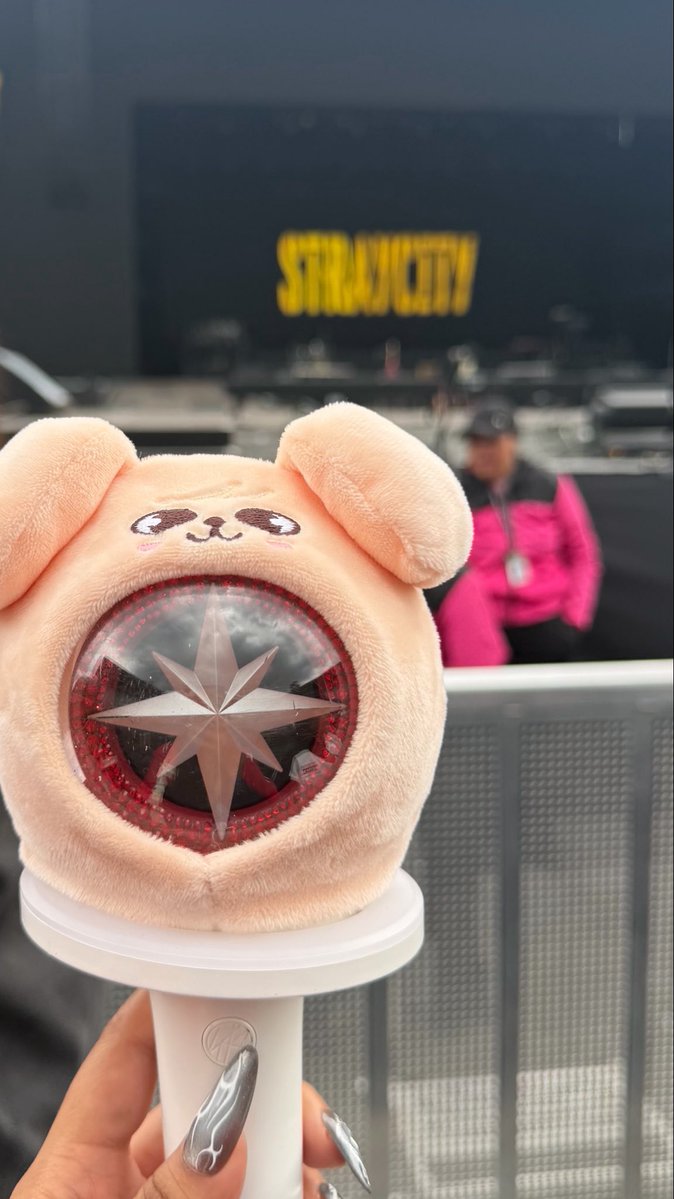 hyunminziip's tweet photo. Day 2 🥳

#StrayKids #스트레이키즈
#STRAYCITY #MexicoCity https://t.co/W993f3C9es