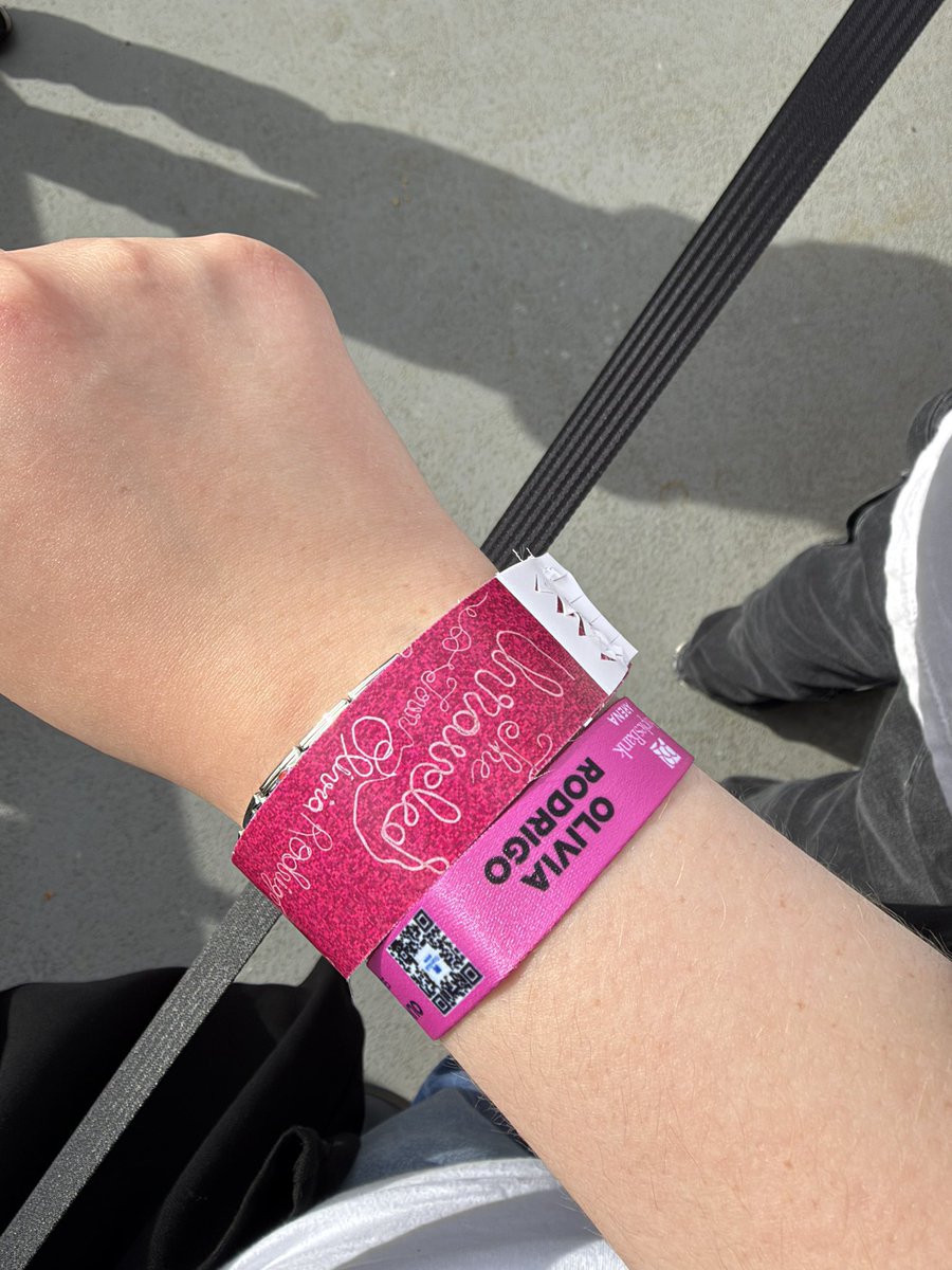 infolivies's tweet photo. A cor das pulseiras na noite 2 da The Unraveled Tour mudou! #UnraveledInHartford 

Noite 1 🩷 x Noite 2 💜 https://t.co/YqW7wmiHXp