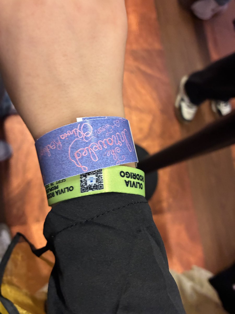 infolivies's tweet photo. A cor das pulseiras na noite 2 da The Unraveled Tour mudou! #UnraveledInHartford 

Noite 1 🩷 x Noite 2 💜 https://t.co/YqW7wmiHXp