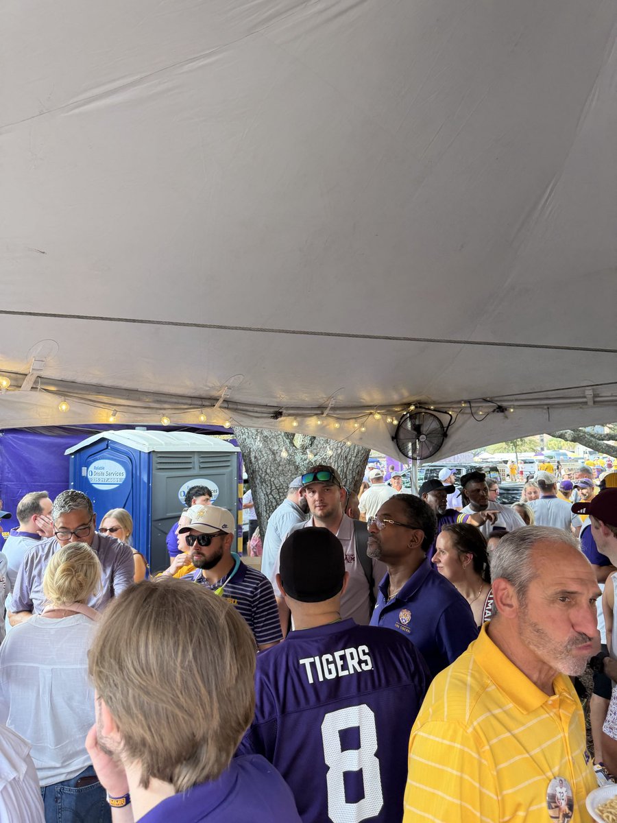 FreddyLA7's tweet photo. Tailgating might be our new favorite thing to do. And whatever this food is, they have it at pretty much every tailgate here and it’s amazing! https://t.co/NCtFwqp95n