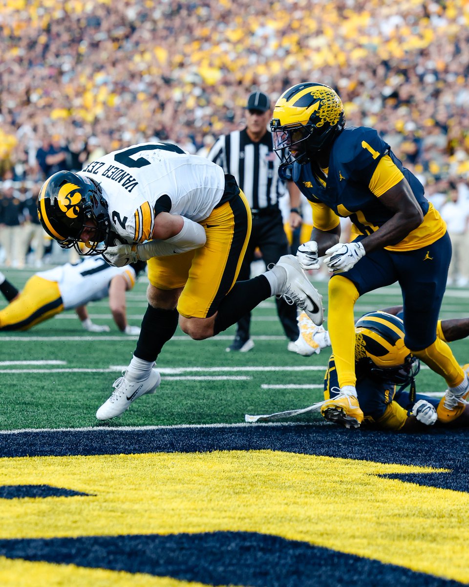 HawkeyeFootball's tweet photo. RVZ TD 🙌 https://t.co/jVq6sHp8ze