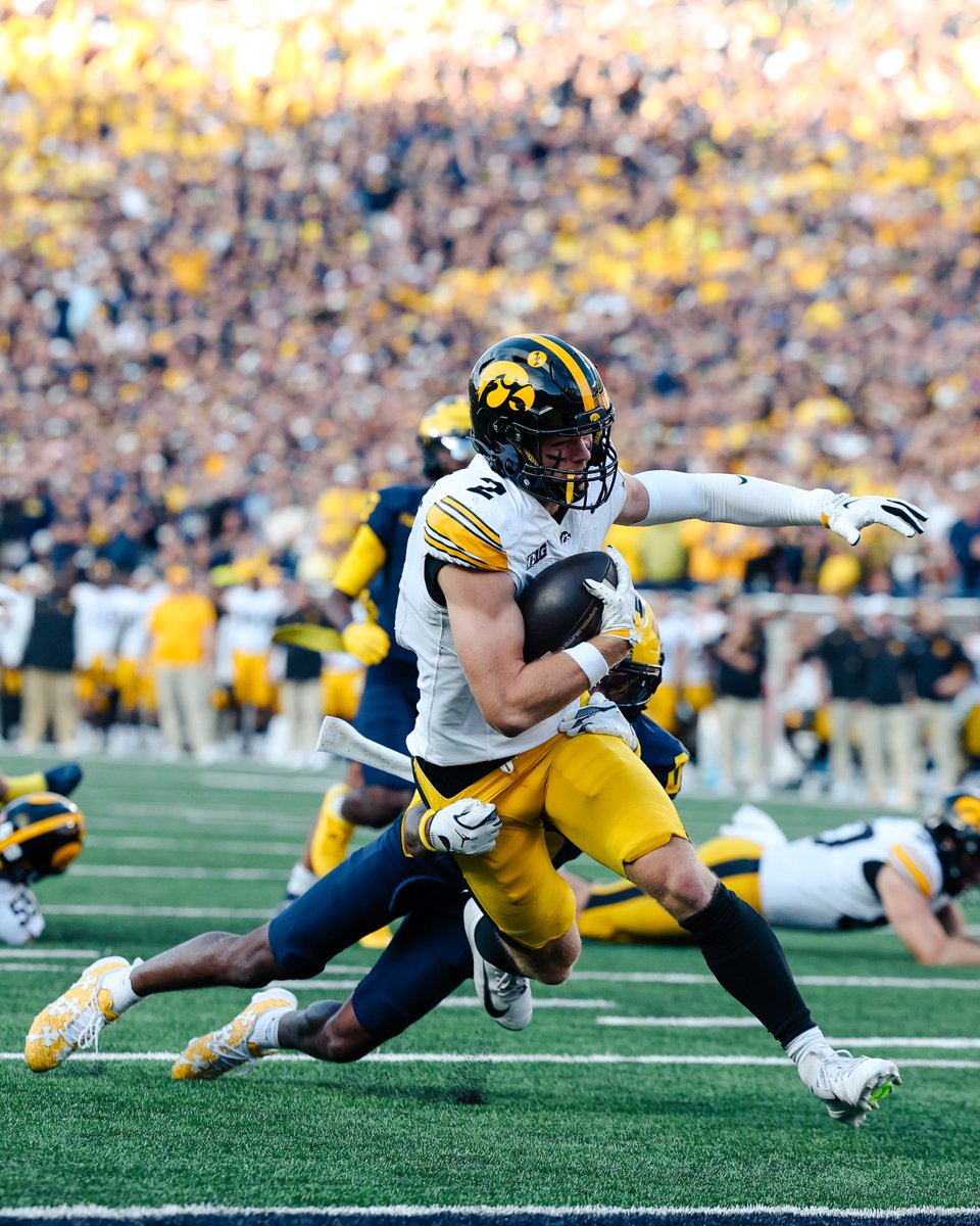 HawkeyeFootball's tweet photo. RVZ TD 🙌 https://t.co/jVq6sHp8ze
