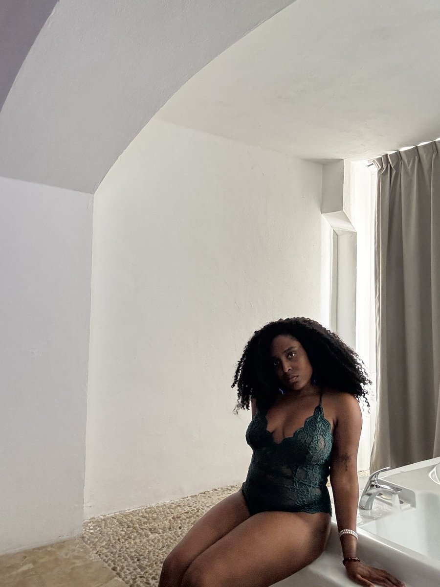 goddesscalli3's tweet photo. human atm’s, a new curvy findom has entered the chat ⭐️ hiii from my in room jacuzzi https://t.co/sTipGusc0b