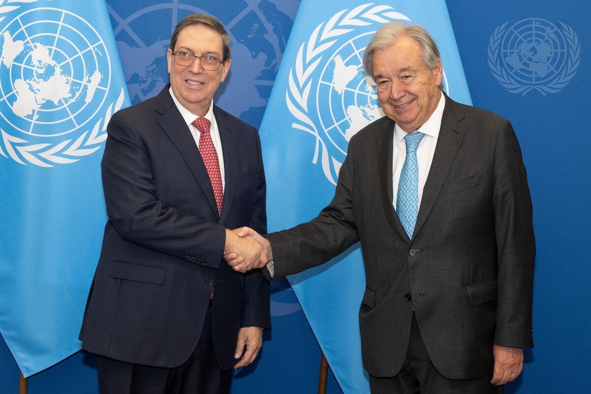 BrunoRguezP's tweet photo. Muy contento de reencontrar al estimado @antonioguterres, Secretario General de @ONU_es.

Lo actualicé sobre la situación difícil en #Cuba, resultado del bloqueo recrudecido, el cerco energético y las sanciones secundarias, a lo que se añaden las amenazas de agresión militar estadounidense, hechos que violan los propósitos y principios de la Carta de Naciones Unidas y del Derecho Internacional.

Agradecí su permanente preocupación por el momento que enfrentamos y los pronunciamientos realizados por su oficina y por otros mecanismos de la Organización.