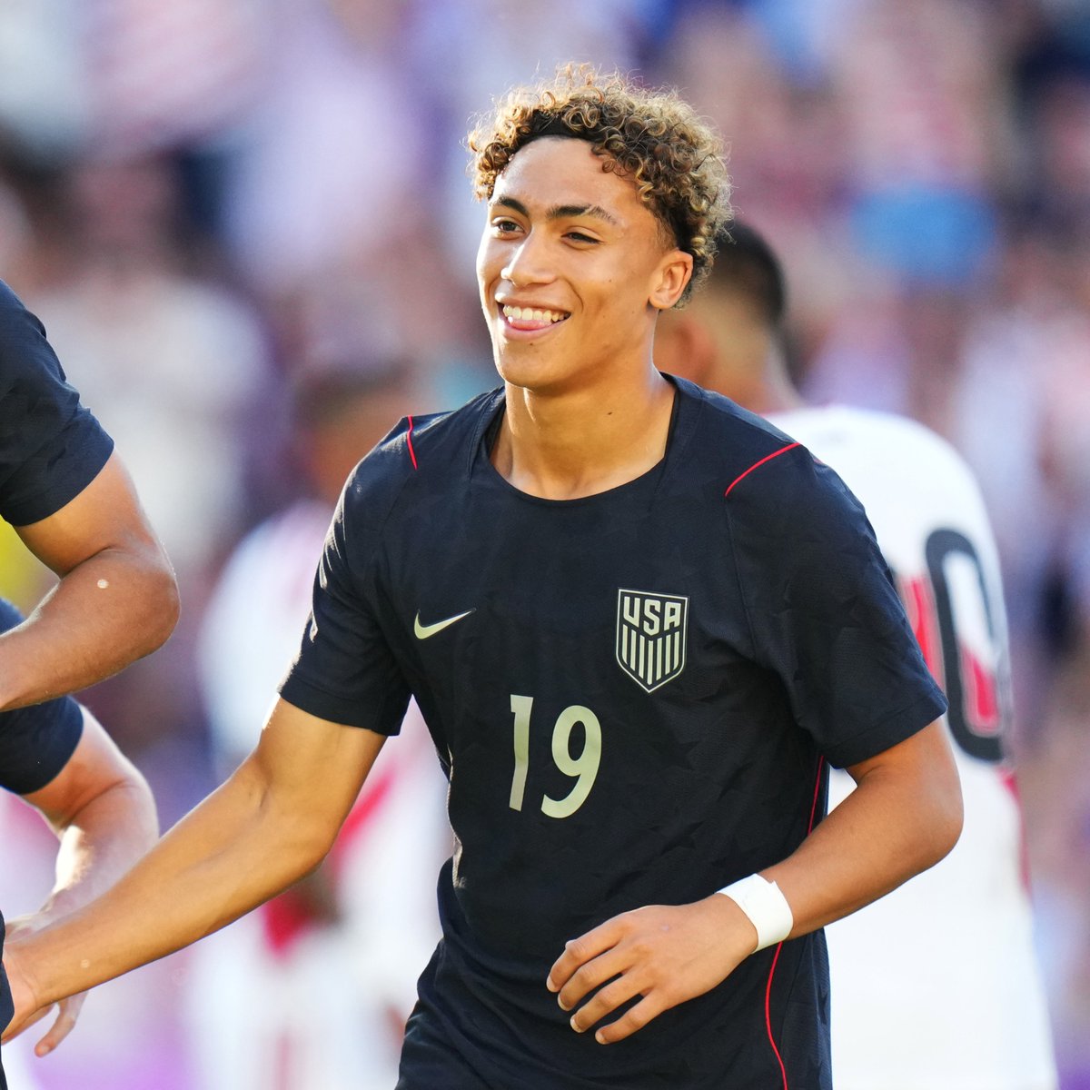 Goal on his @​USMNT debut. 🇺🇸

18-year-old Julian Hall is a baller. 😤 
 [📷](https://pbs.twimg.com/media/HTLPHxLXMAA1cpx.jpg) https://pbs.twimg.com/media/HTL