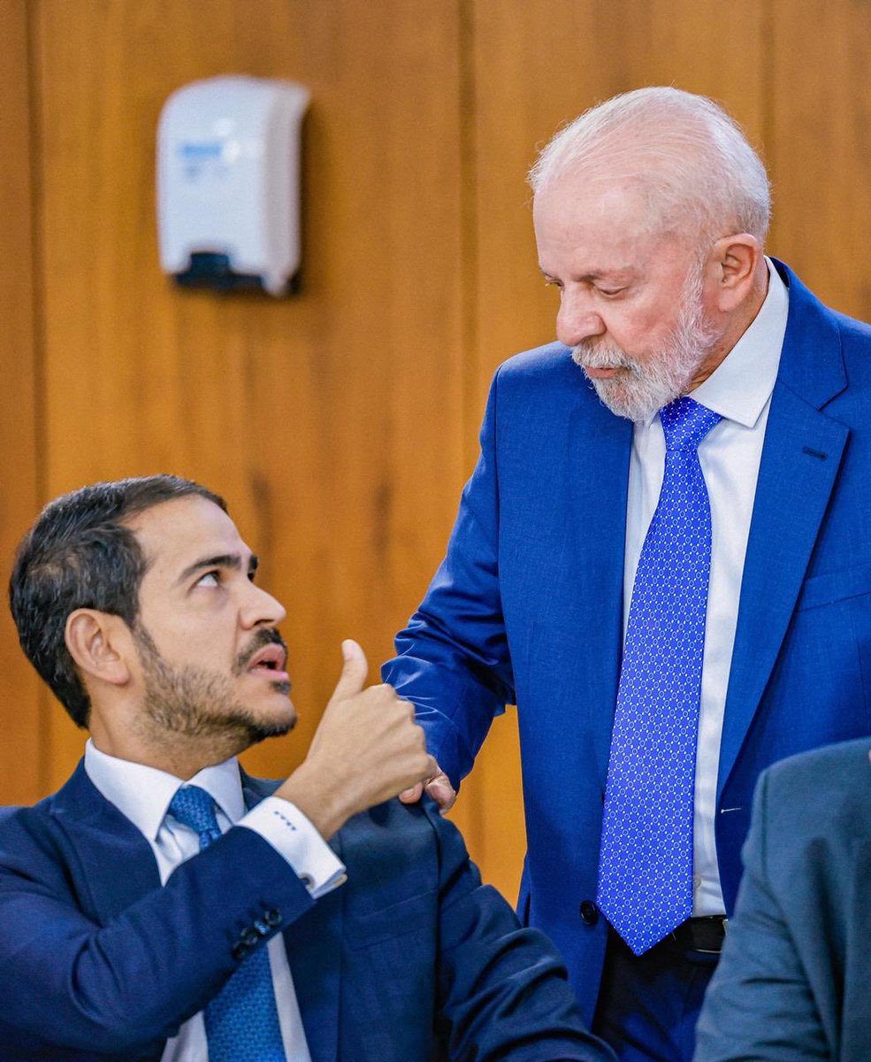 jorgemessiasagu's tweet photo. Quando um governo escolhe cuidar do povo, ele precisa enfrentar o que adoece a sociedade e atormenta as pessoas.

A decisão do presidente @LulaOficial de proibir as bets representa um passo importante na defesa da família, da saúde mental e da dignidade dos brasileiros. O dinheiro que antes era consumido pela jogatina — em que muitos perdem e pouquíssimos lucram — pode voltar a ser gasto no que realmente importa: alimentação, educação, saúde, moradia e segurança.

Valorizar a família também é proteger e ajudar quem está endividado, quem sofre com a compulsão e quem vê seu sustento desaparecer em apostas que prometem riqueza, mas entregam perdas e sofrimento.

Governo decente é governo que age em sintonia com o que é melhor para o povo. É o governo que enxerga a realidade e corrige o rumo.

Cuidar dos brasileiros é colocar a vida acima do lucro. É escolher a saúde, a responsabilidade e o futuro das famílias.