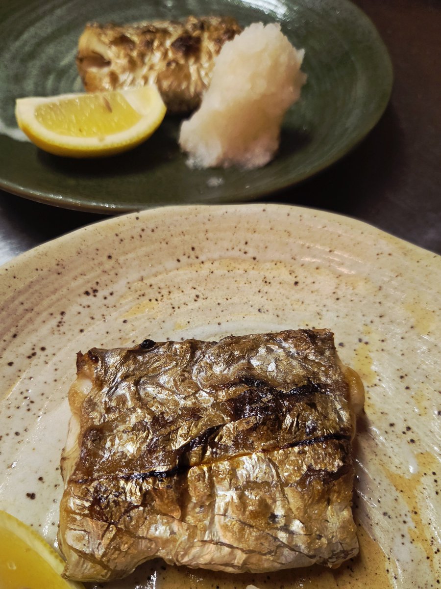 KY436580366647's tweet photo. 銀色に輝く太刀魚、海から届いた新鮮な恵み、透明な光と豊かな旨味🍂✨
#美しい輝き海の光
#平塚市天よし❗ https://t.co/hrlPi5pKFb