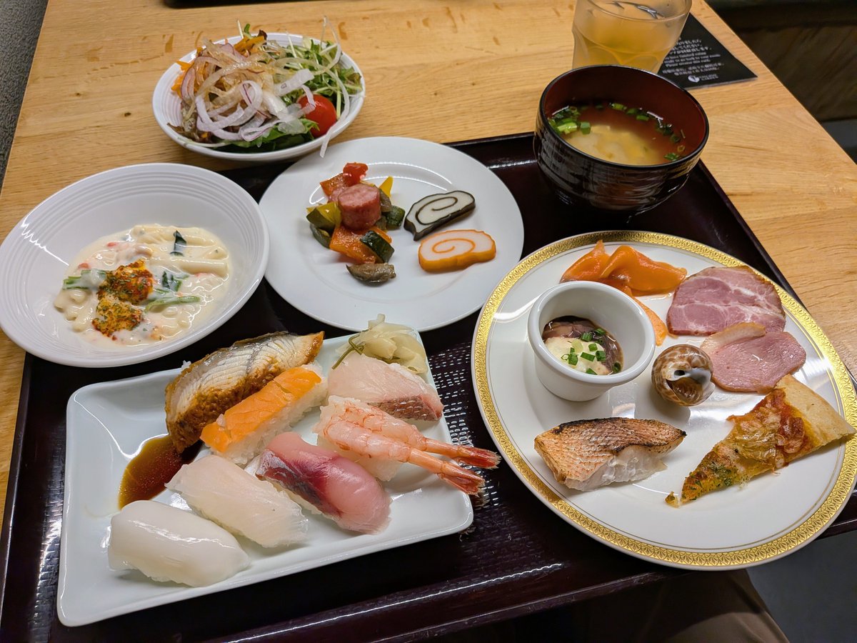 ushimaru5's tweet photo. 富山よりおはようございます
ホテルの朝食で本格的な寿司に胸躍る https://t.co/2vN5GPhr1T