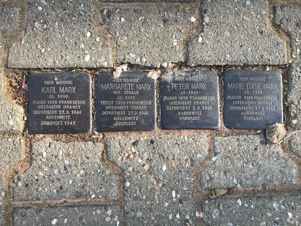 joerglau's tweet photo. Zu den Stolpersteinen: Parallelstraße, 5 Minuten von meinem Zuhause entfernt.
Mir soll bitte niemand erzählen, wer das nicht in seiner Straße haben will, wolle nur eine würdigere Art von Gedenken.
Solche Steine sind wichtig. https://t.co/ToDsL4XK32