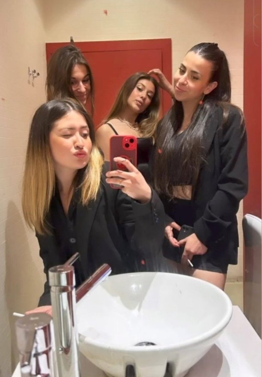 DiosaKarlaPrada's tweet photo. Noche de fiesta y sábado perfecto para que un sumiso financiero nos haga de pagacopas a estas 4 diosas
#sumisofinanciero #findom #femdom
#diosa #ama #pelele #pringado #humanatm
#cajerohumano
#cashmeet #pies #goddess #sumiso
#paypig https://t.co/SkQ4tn0GQ4