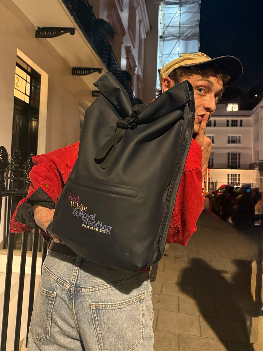 songofgalitzine's tweet photo. thomas with his very special backpack 🤫 https://t.co/V6Jrg02FFs