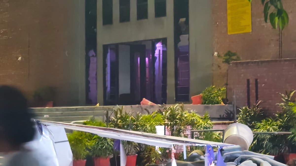 GUARDYSHIT's tweet photo. "Chaos has erupted across the college campus. Students have been tearing through buildings, destroying everything in their path — and now, flames are spreading across the grounds."
#lpu https://t.co/WbkIYwf8Bu