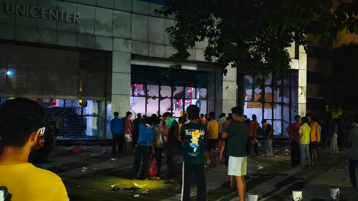 GUARDYSHIT's tweet photo. "Chaos has erupted across the college campus. Students have been tearing through buildings, destroying everything in their path — and now, flames are spreading across the grounds."
#lpu https://t.co/WbkIYwf8Bu