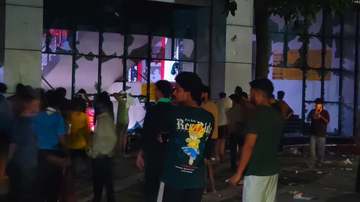 GUARDYSHIT's tweet photo. "Chaos has erupted across the college campus. Students have been tearing through buildings, destroying everything in their path — and now, flames are spreading across the grounds."
#lpu https://t.co/WbkIYwf8Bu