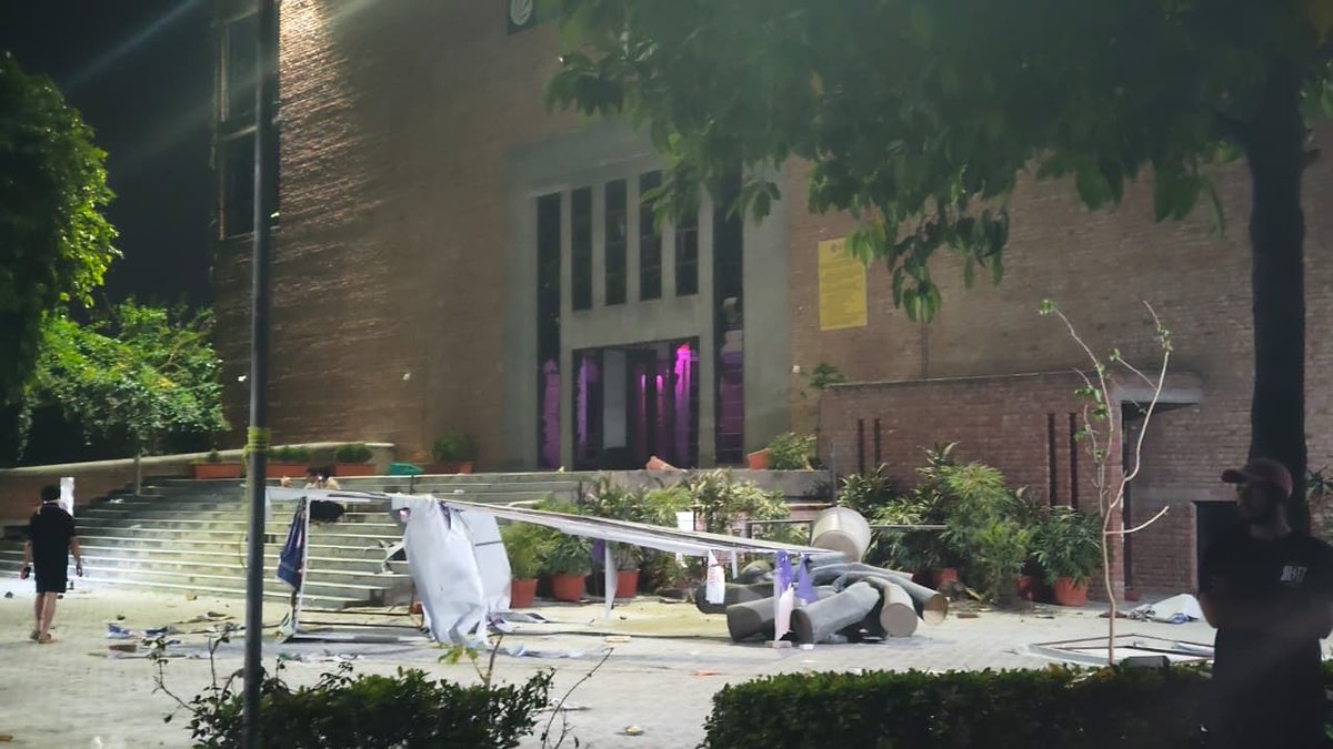 GUARDYSHIT's tweet photo. "Chaos has erupted across the college campus. Students have been tearing through buildings, destroying everything in their path — and now, flames are spreading across the grounds."
#lpu https://t.co/WbkIYwf8Bu